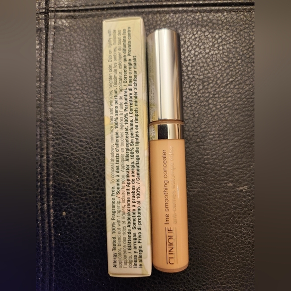 Clinique Line Smoothing Concealer In 02 Light - Picture 4 of 5